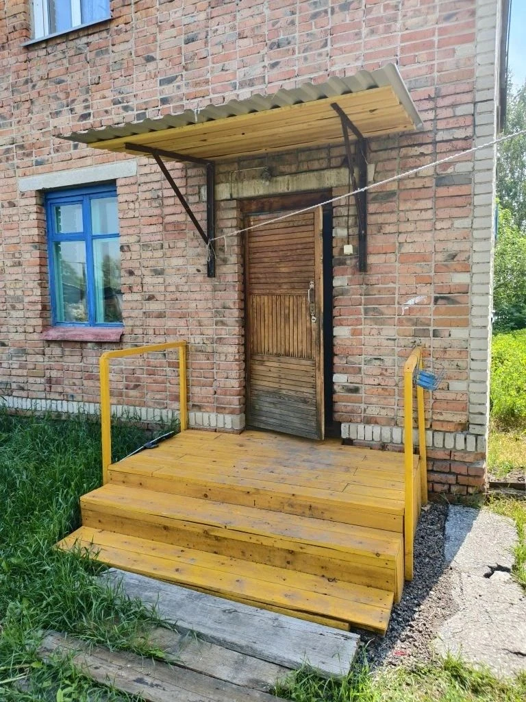Также на Здвинского 17 сделали навес и крыльцо.