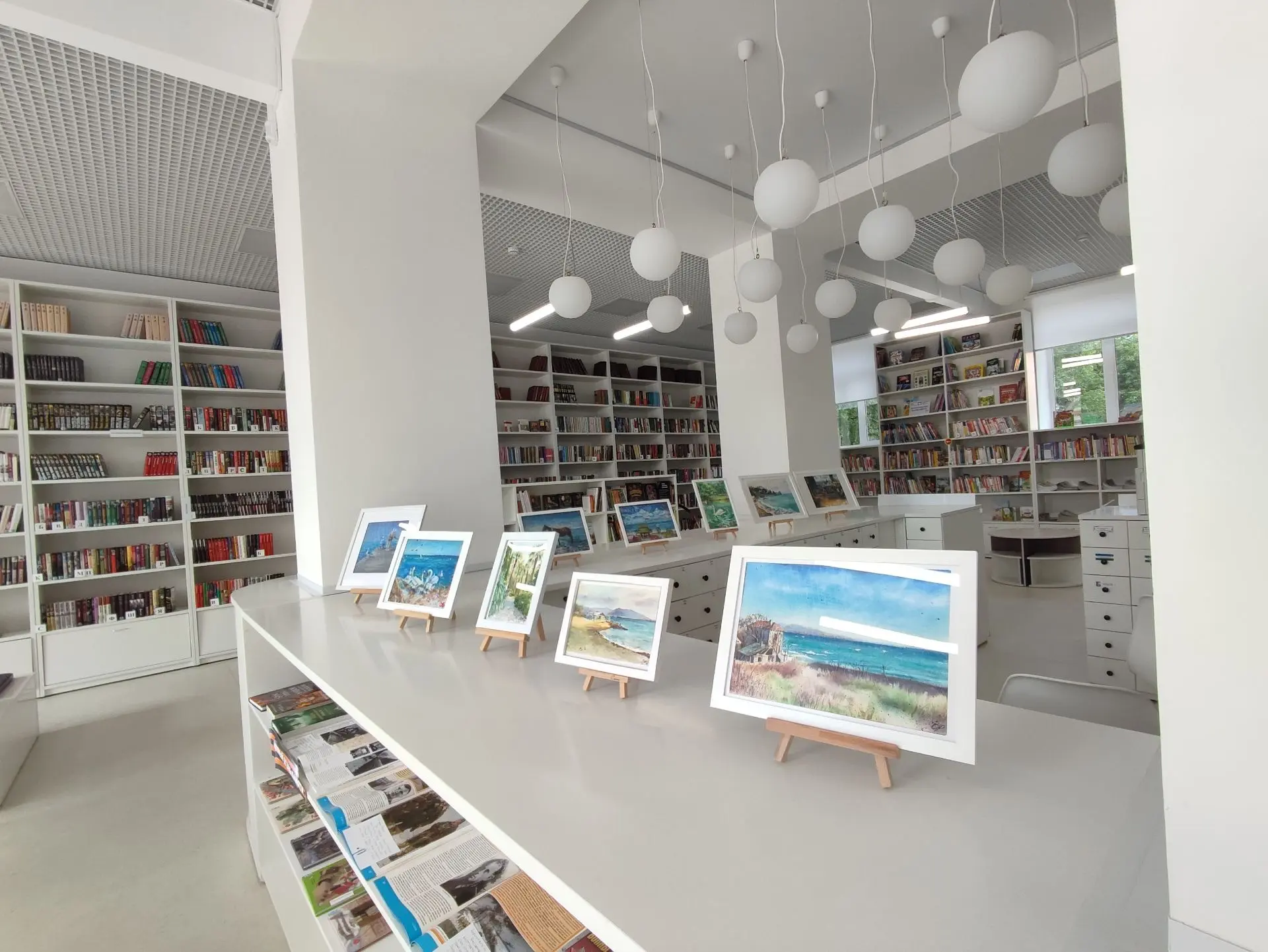 Море 🌊 — это не просто стихия, а целая вселенная чувств: оно манит бескрайним горизонтом, заворажив