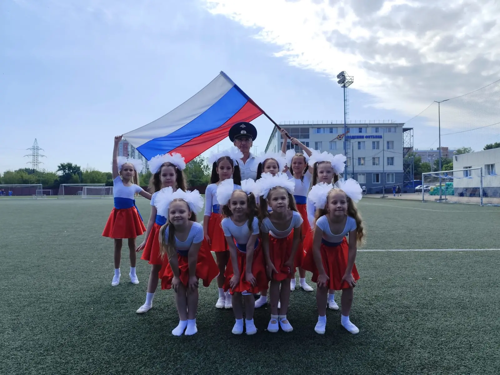 🇷🇺 Коллектив объединения от классического к современному танцу поздравил земляков с Днём России! �