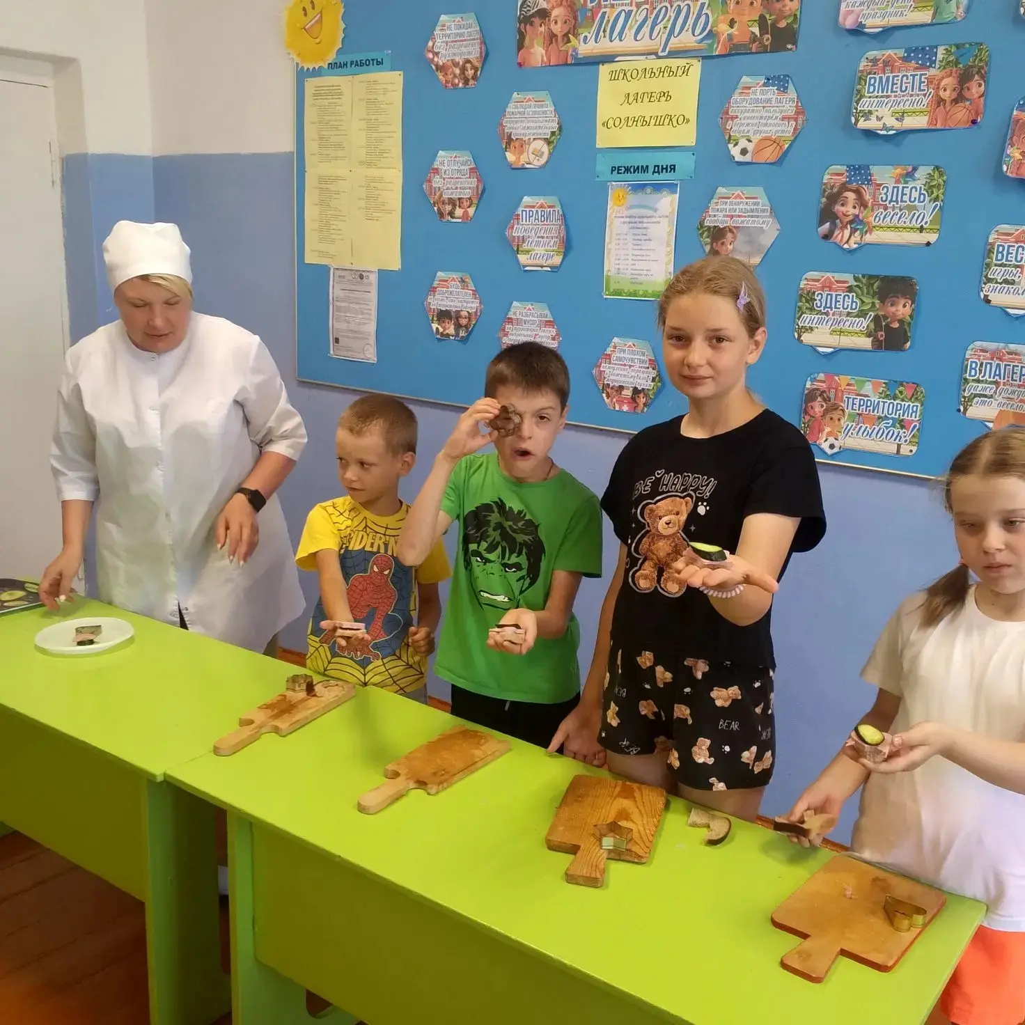 В пришкольном лагере «Солнышко» прошло кулинарное шоу «Весёлый бутерброд» .
Шеф-повар «Солнечный луч