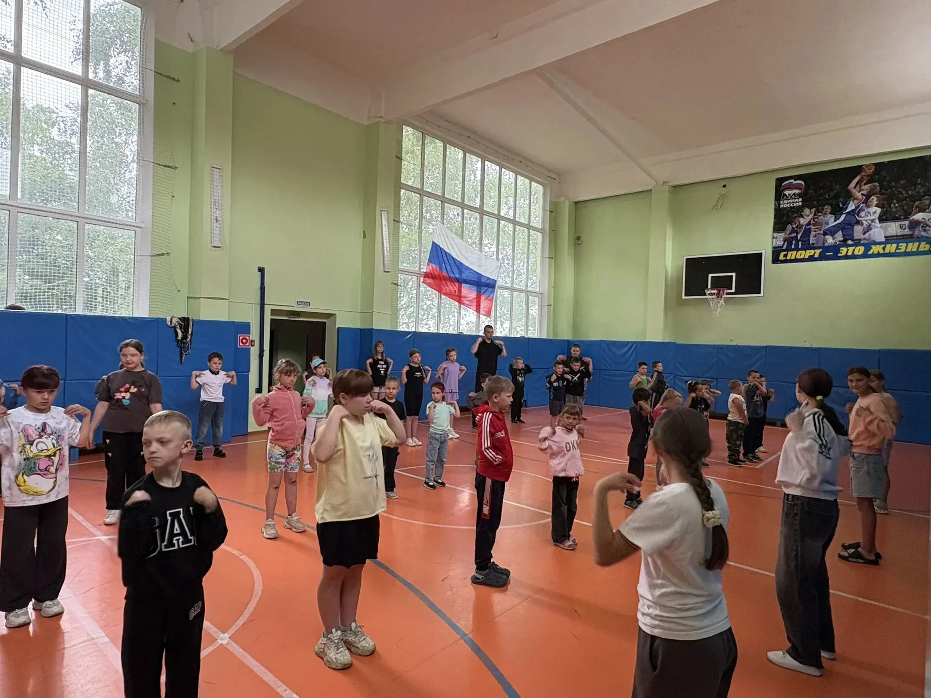 🎉 9 день школьного лагеря — прошёл на ура! 🎉
Утро началось с зажигательной музыкальной зарядки — в
