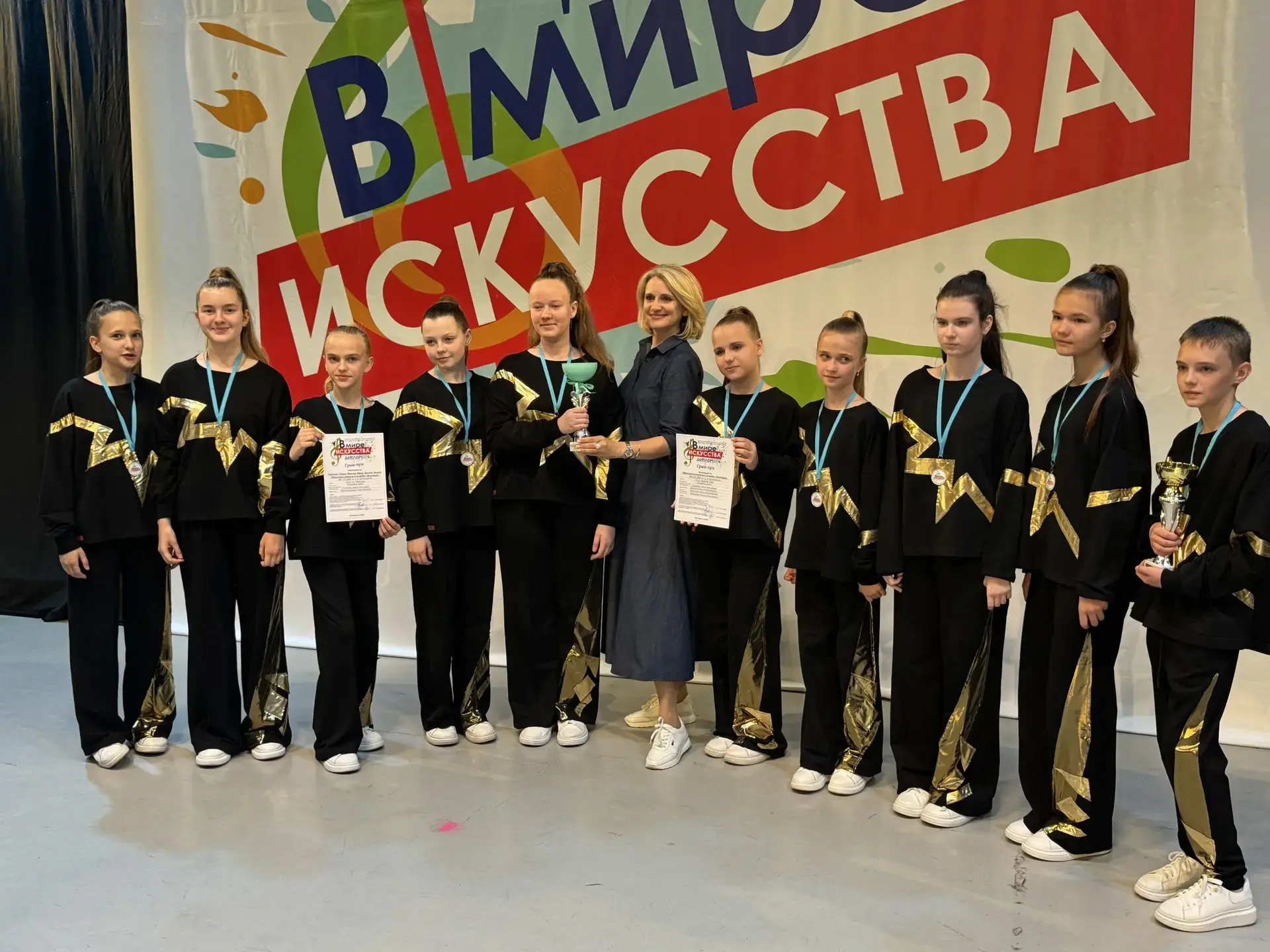 ГОРДИМСЯ НАШИМИ УЧЕНИКАМИ 
Ученица 5В класса Светловская Вера в составе Образцового вокального ансам