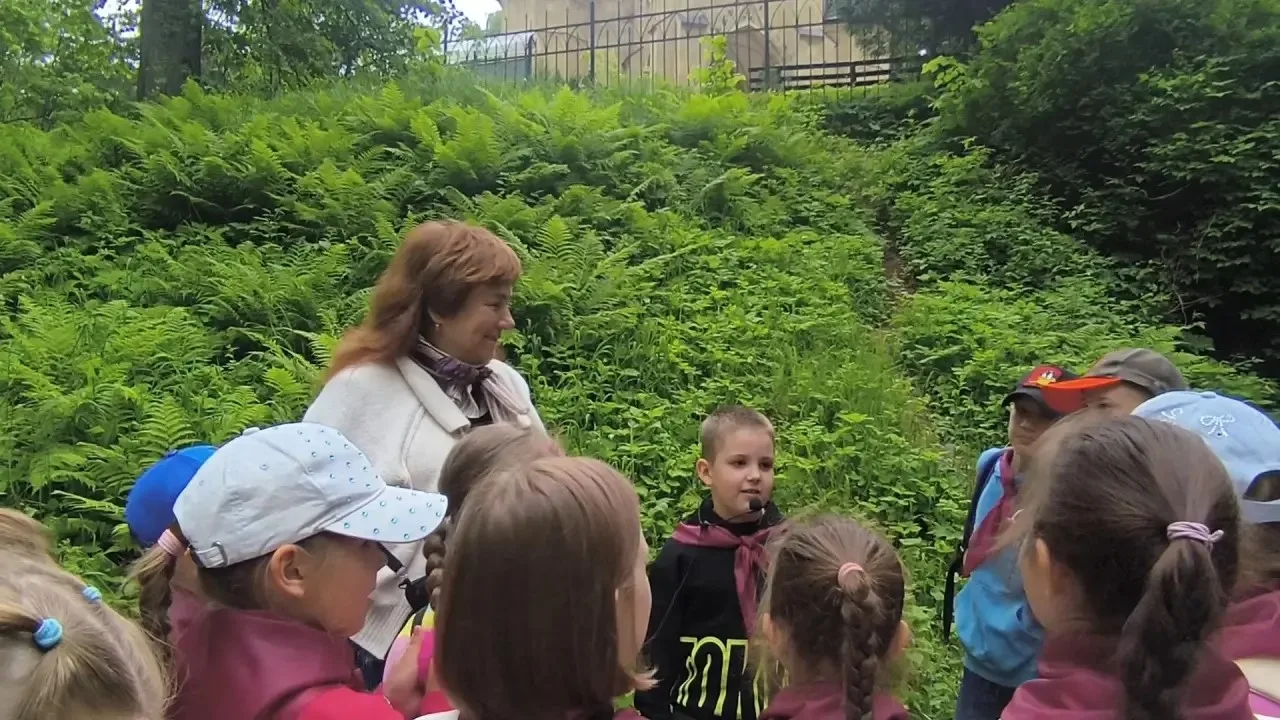 Юные исследователи снова в Шуваловском парке 🌿🏛

8 и 10 июня ребята из летнего лагеря «Страна детс