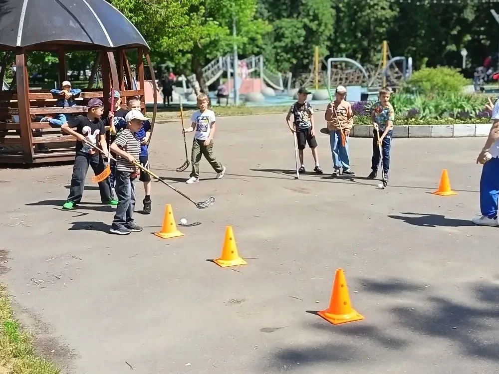 Вчера,15 июня, лагерь "Веселая планета" неделю начал с добрых дел. Ребята подкармливали уток на пруд