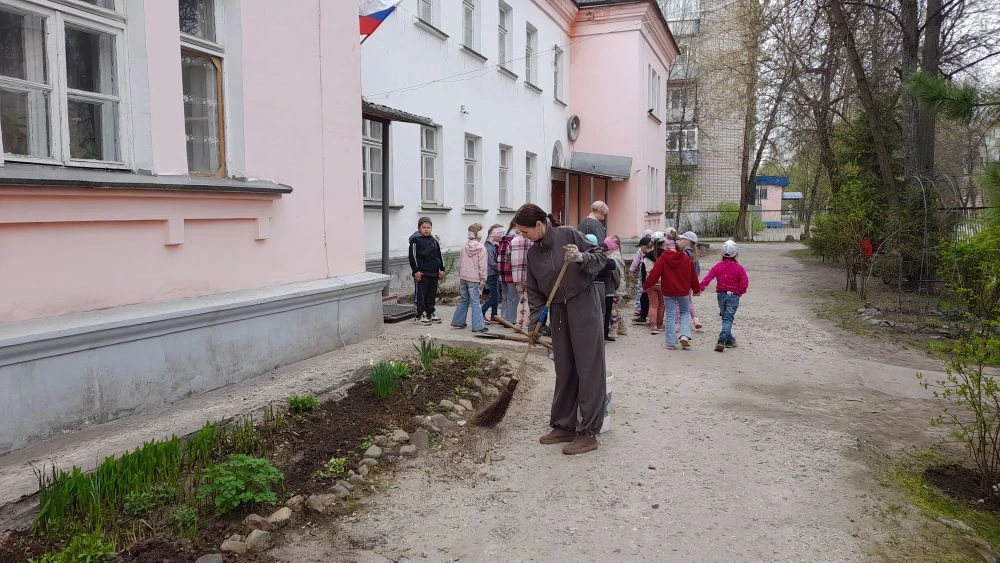 Продолжается весенняя уборка и благоустройство территории детского сада.