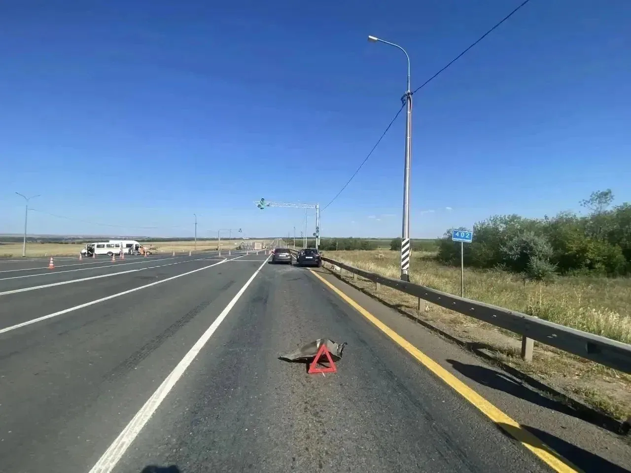 На трассе под Оренбургом водитель «Камаза» не выдержал дистанцию и столкнулся с «Ладой Иксрей».

От 