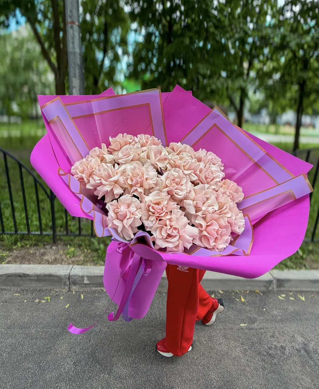 💖 Гигант из французских роз для любимой жены.
Эффектный подарок для признания в любви и особенного 