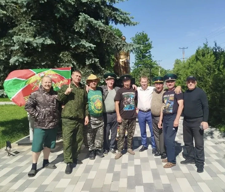 Поздравили с праздником односельчан, которые проходили службу в пограничных войсках!!! 

Элита во вс