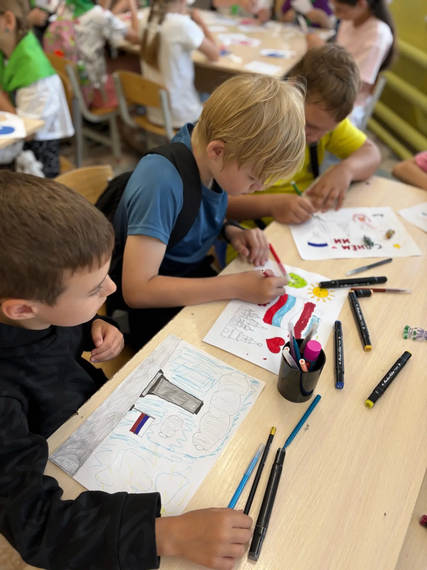🎨 Творческий праздник ко Дню России: поделки, раскраски и дерево единства! 🎨

Сегодня у нас прошло