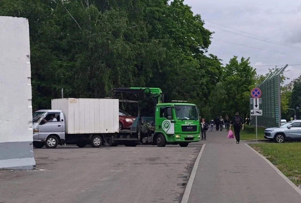 На Дорожной улице рядом с магазином "Авоська" теперь нельзя парковаться вдоль пешеходной дорожки. Зд