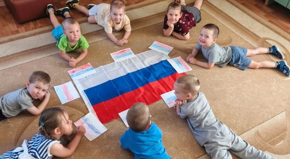 В младшей группе прошла тематическая неделя, посвященная празднику «День России» 🇷🇺. В течение это