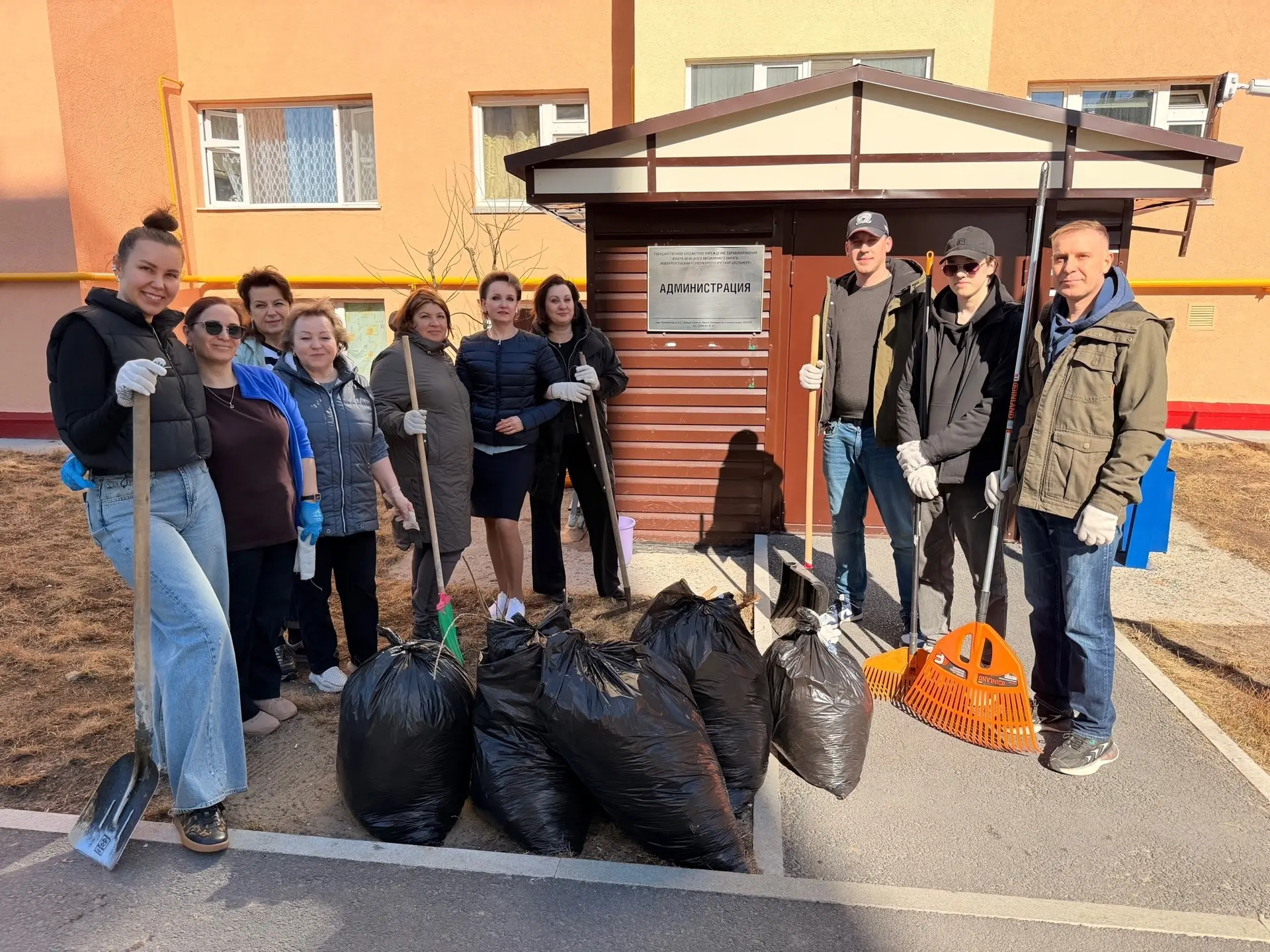 🌻Коллектив Новоуренгойского ПНД дружно поддержал общегородской субботник! В мероприятии приняли уча