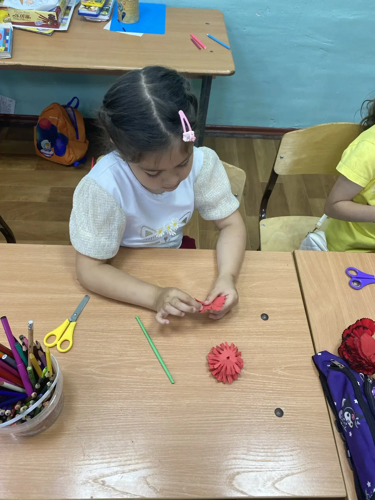 Память, воплощённая в цветах 🌺
Сегодня наш лагерь погрузился в атмосферу творчества и памяти. В пре