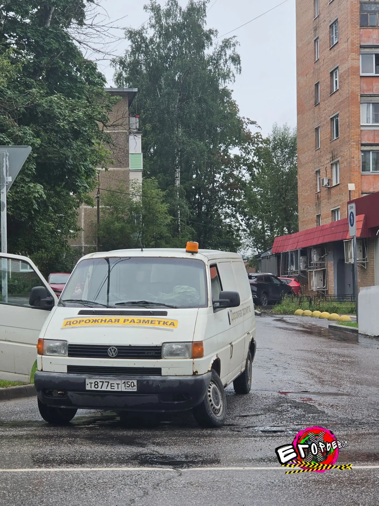 Сразу двое разложились.
Качество дорог 👍
