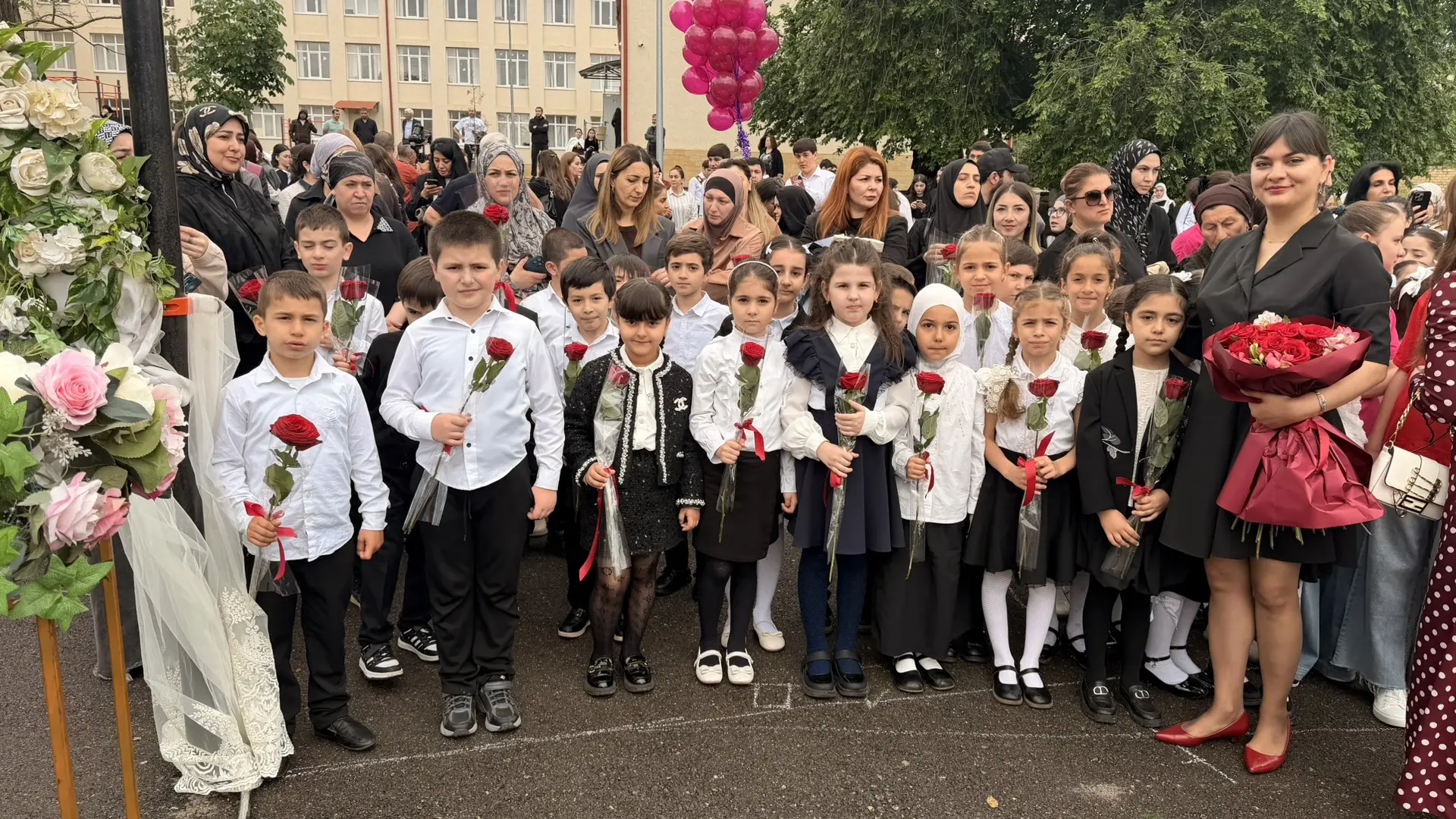 Вы пришли в школу совсем малышами, а сегодня стоите на последнем звонке — повзрослевшие, серьёзные, 