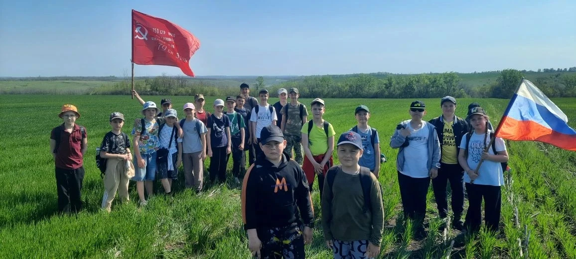 🇷🇺 Память в каждом шаге: «Дорогой Героя»

☀Весенний воздух, пение птиц и ясное небо — сегодня юные