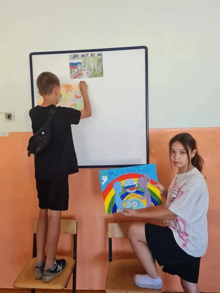 Выставка "Рисуй, Россия!"
🎨  Активисты Движения Первых с ребятами пришкольного лагеря  "Улыбка" при