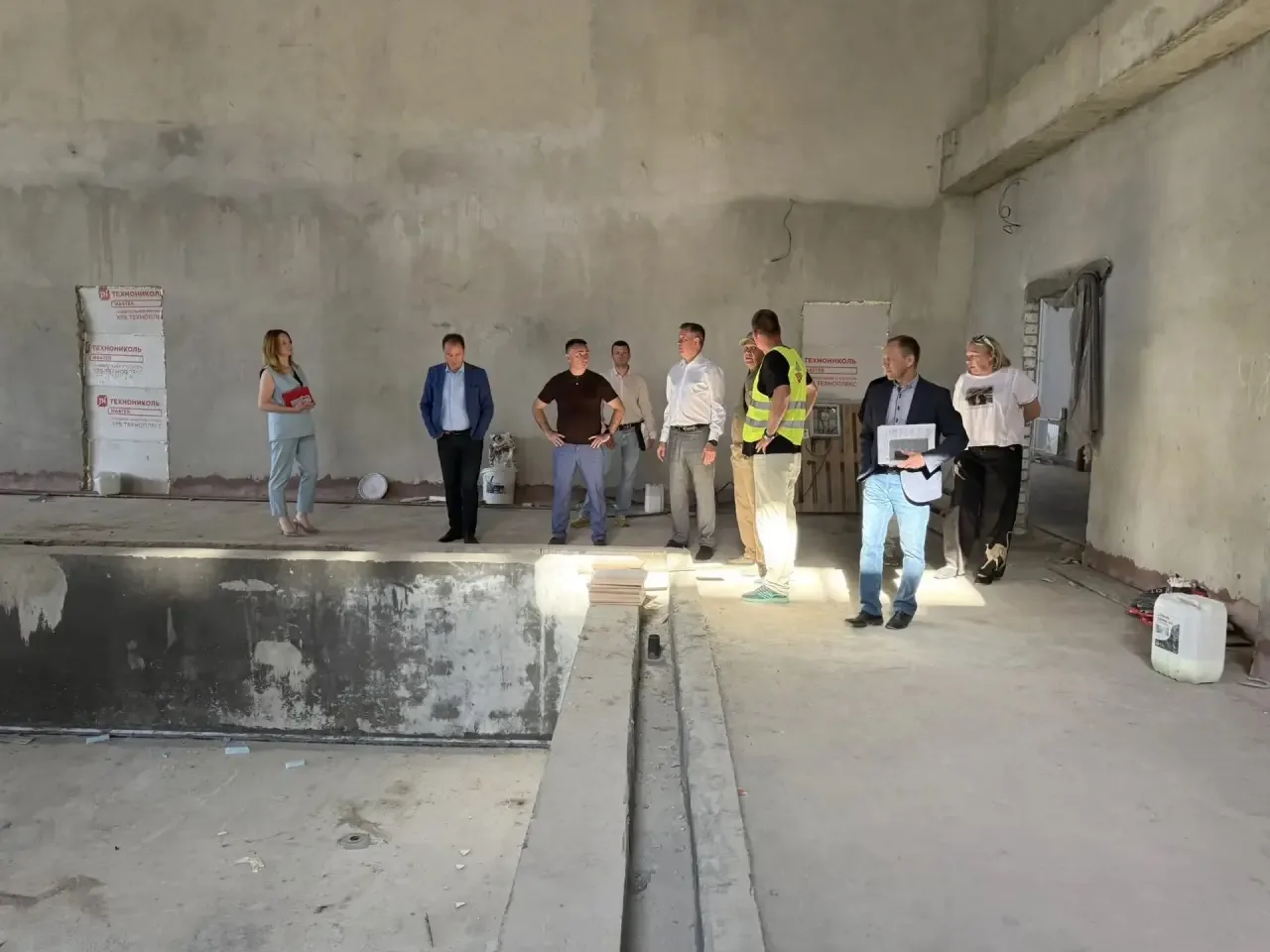 Продолжаем работать по школе в Покрове. 

Нового подрядчика определили, «РемСтройСервис» уже вникает