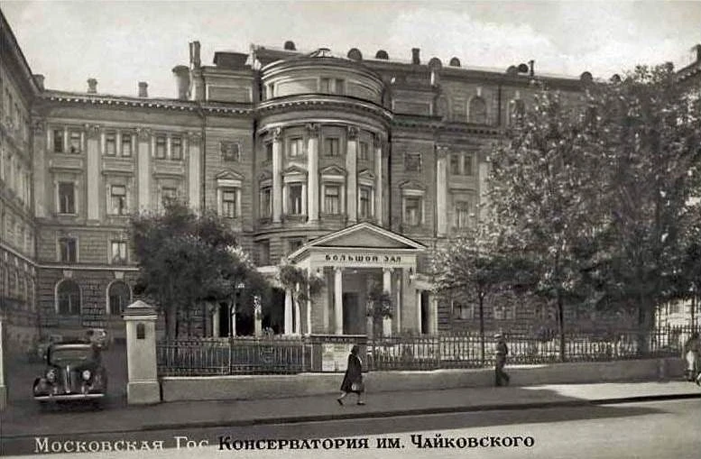 Есть ли что-то общее между консервами и консерваторией?

Именно этот вопрос задал мне муж, когда мы