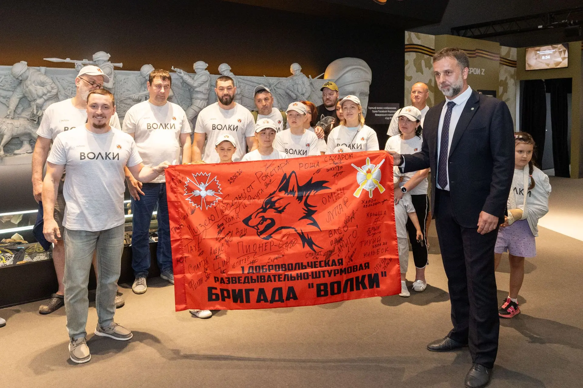 Наша бригада удостоена огромной чести! Знамя "Волков" будет храниться в Музее Победы!

Знамя – главн