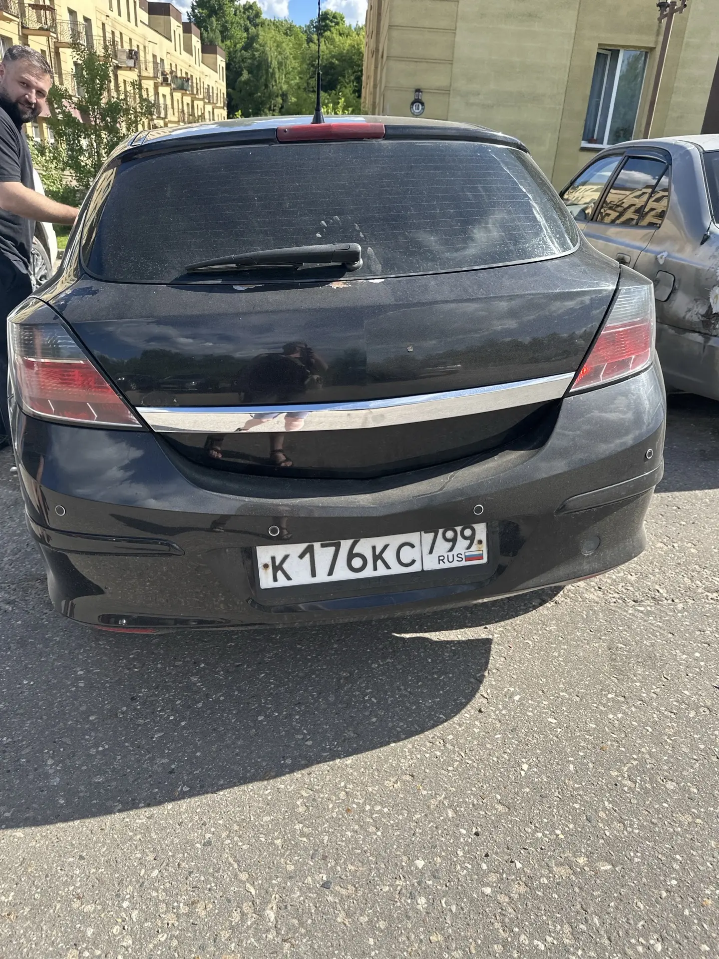 Уважаемые соседи, может кто знает владельца данного авто