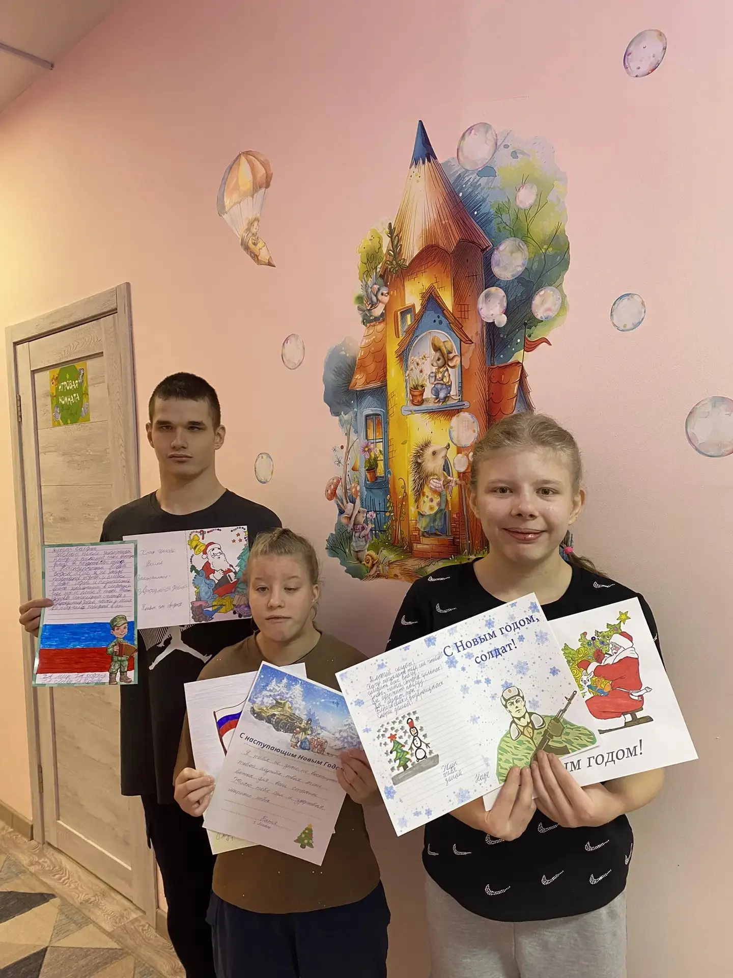 🇷🇺Ты знай, солдат, ты не один,
С тобою вся страна!
Терпи, солдат, как дед терпел,
Война – это войн