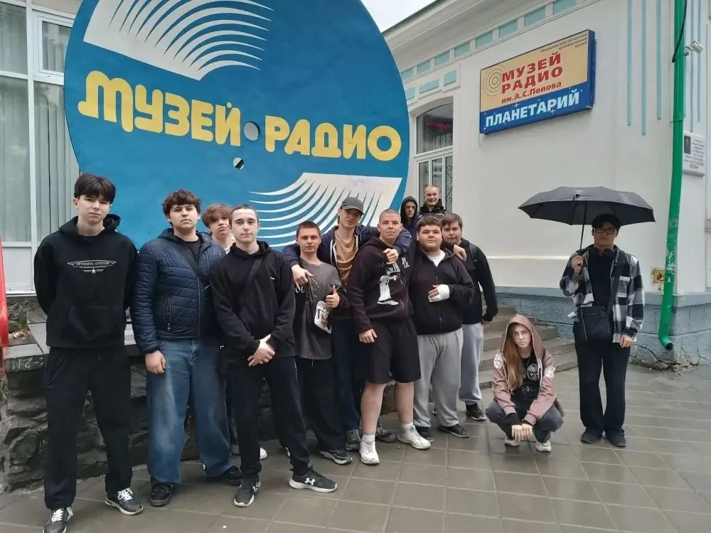 Группа теплотехников 272-Т, 9 июня посетила Музей радио им. А. С. Попова. 

Экскурсию провёл наш дав