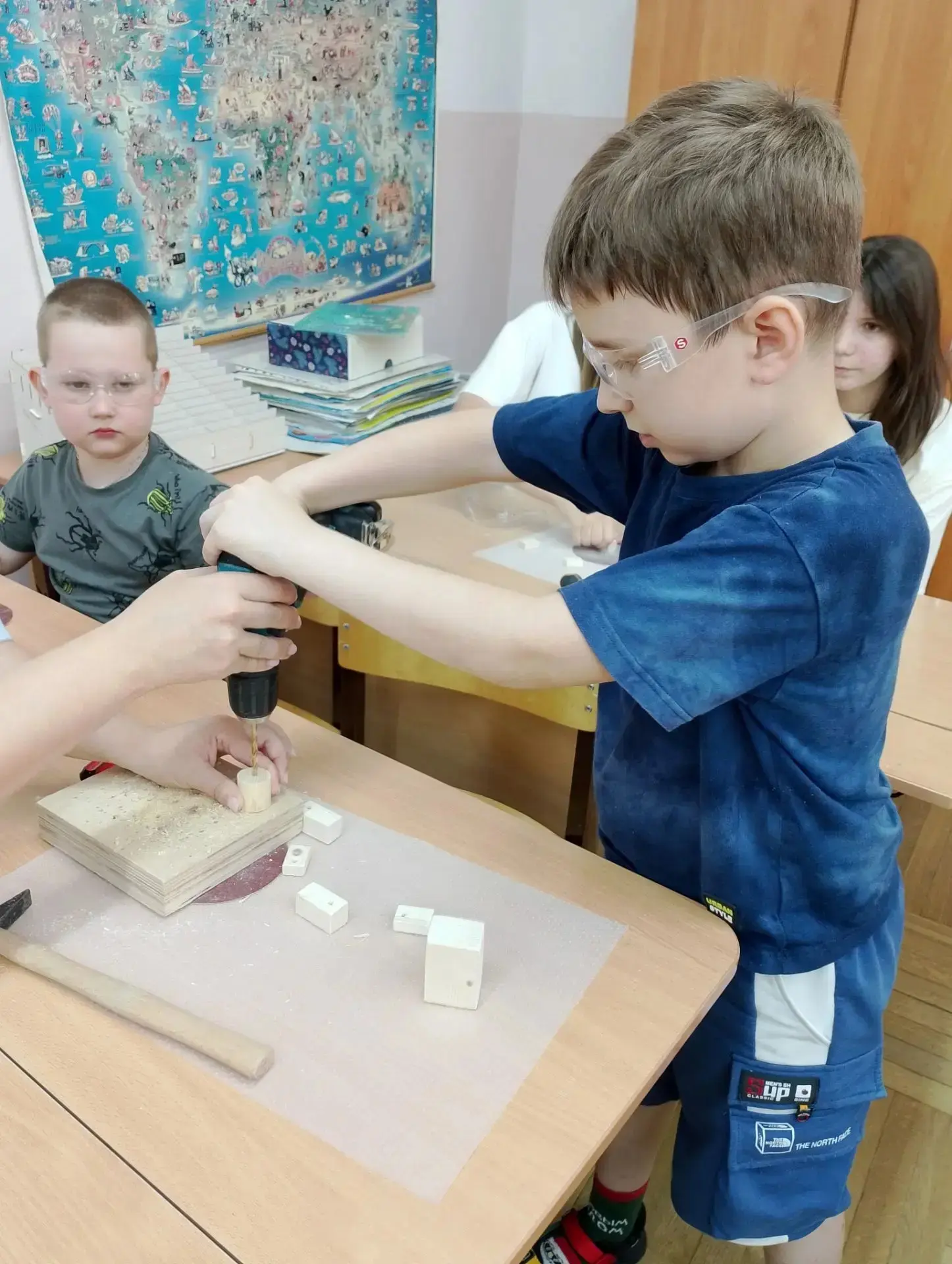 В понедельник в гости к моим малышам из пришкольного лагеря "Улыбка" пришли волшебники из мастерской