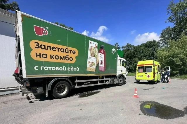В Череповце грузовик "Пятёрочки" насмерть переехал пенсионерку.

ДТП произошло сегодня днём , мужчин