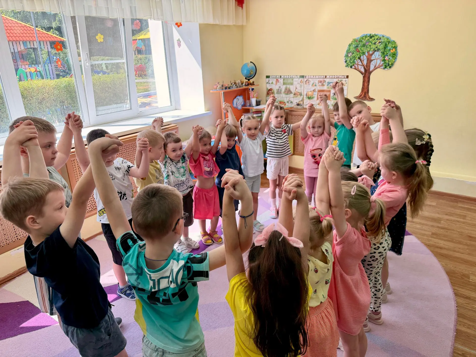 Дружит с ☀солнцем ветерок, а роса – с травою.
Дружит с бабочкой цветок, дружим мы с тобою.
Всё с дру