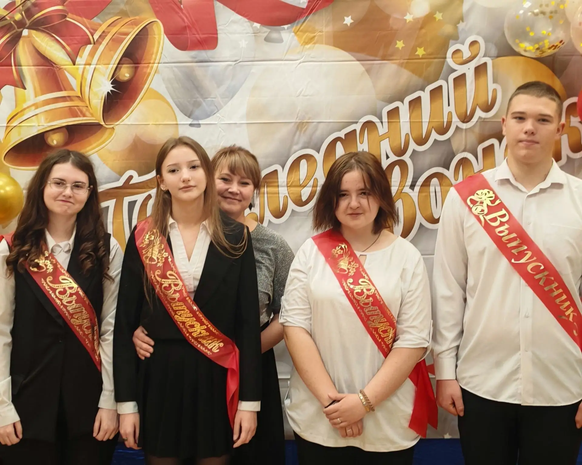Последний звонок в МБОУ "Саровская СОШ: трогательно, красиво, навсегда в памяти
26 мая в  нашей  шко