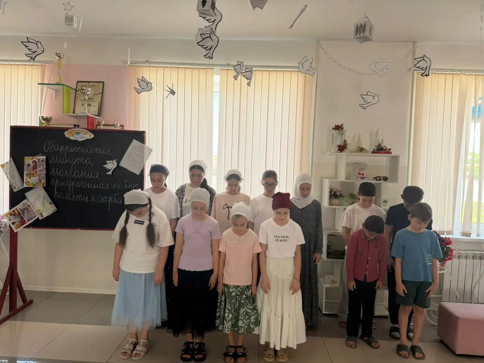 Сегодня в 12:15 наша школа присоединилась к Всероссийской минуте молчания. На одну минуту замерли ко