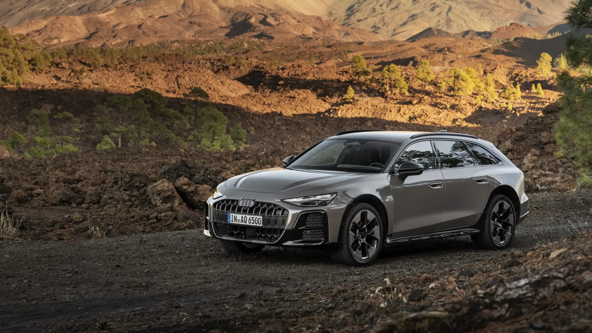 Audi представила новый A6 allroad — фирменный универсал стал шире, получил внедорожный обвес и пневм