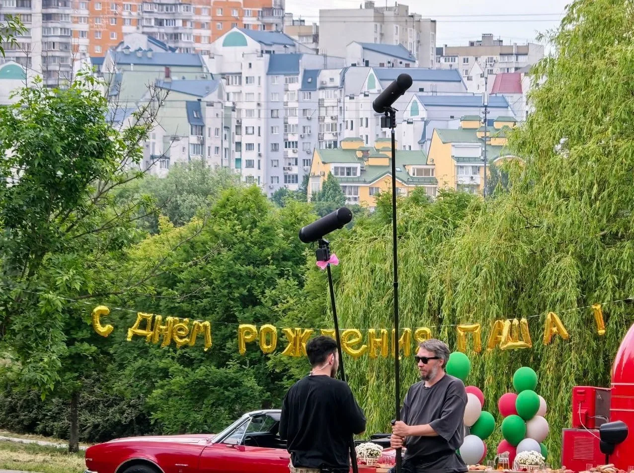 🎬 В Ландшафтном парке заметили загадочные съёмки.

На поляне появился красный ретро-кабриолет, праз