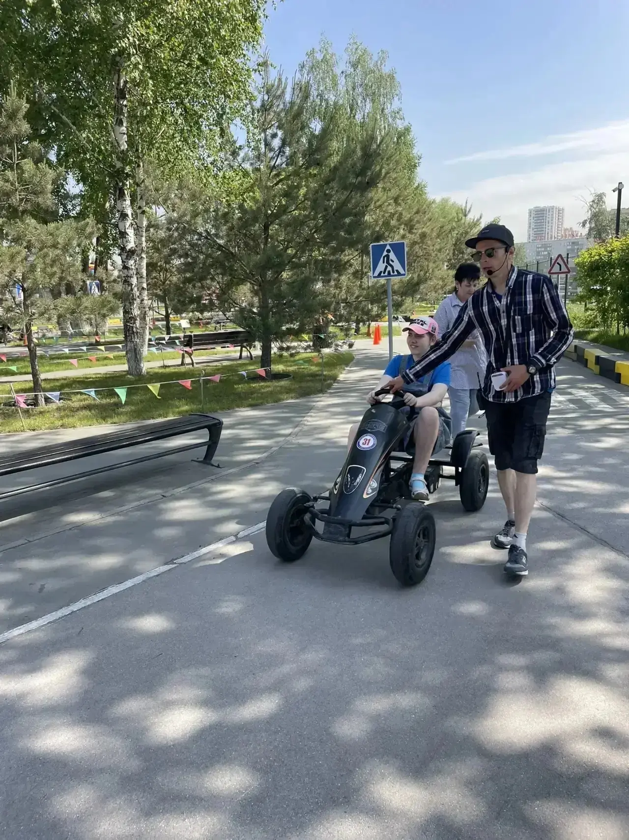 УВЛЕКАТЕЛЬНОЕ ПУТЕШЕСТВИЕ ПО АВТОГОРОДКУ! 
 В нашем лагере совместно с юными инспекторами дорожного 