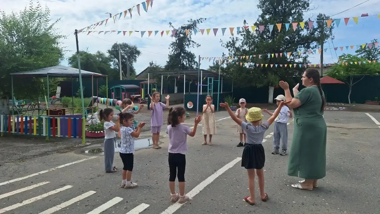 ☀ Утренняя зарядка на улице в детском саду веселье и польза с первых минут дня! ☀

Доброе утро начин