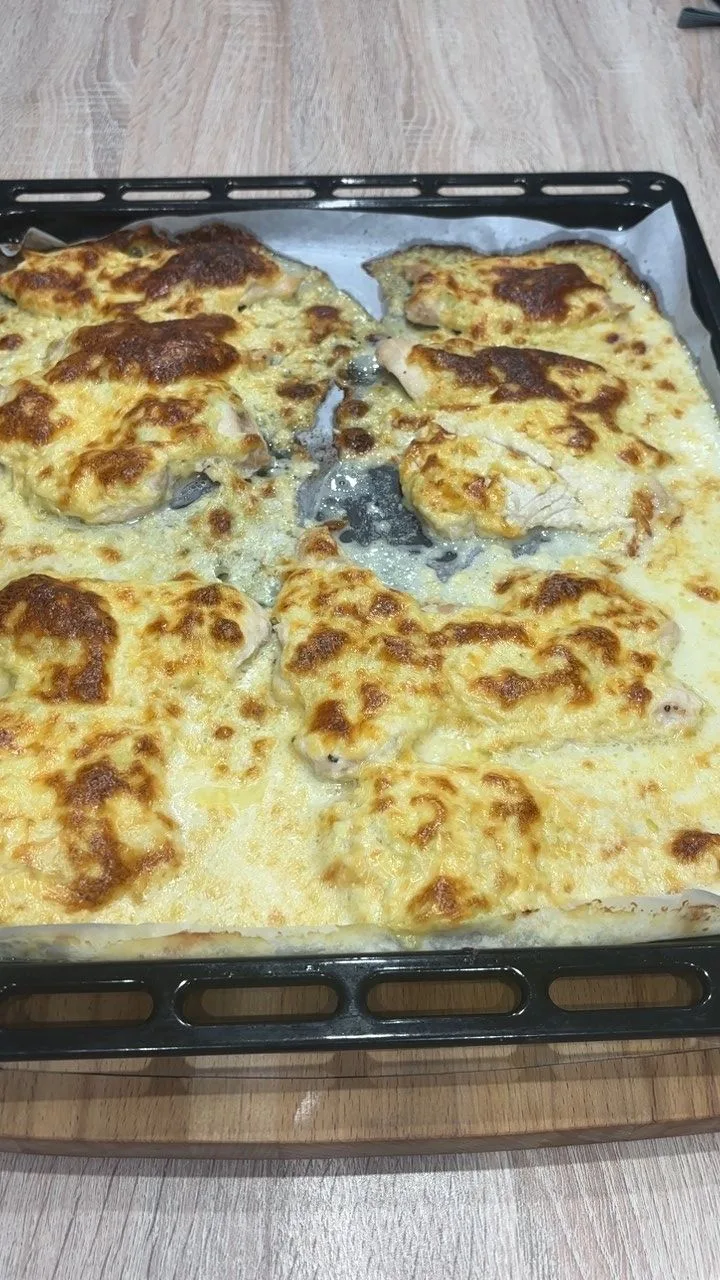 Куриная грудка под луковым кляром
Ингредиенты:
Куриное филе-1кг
Соль, перец по вкусу
Лук-2шт
Сыр-200