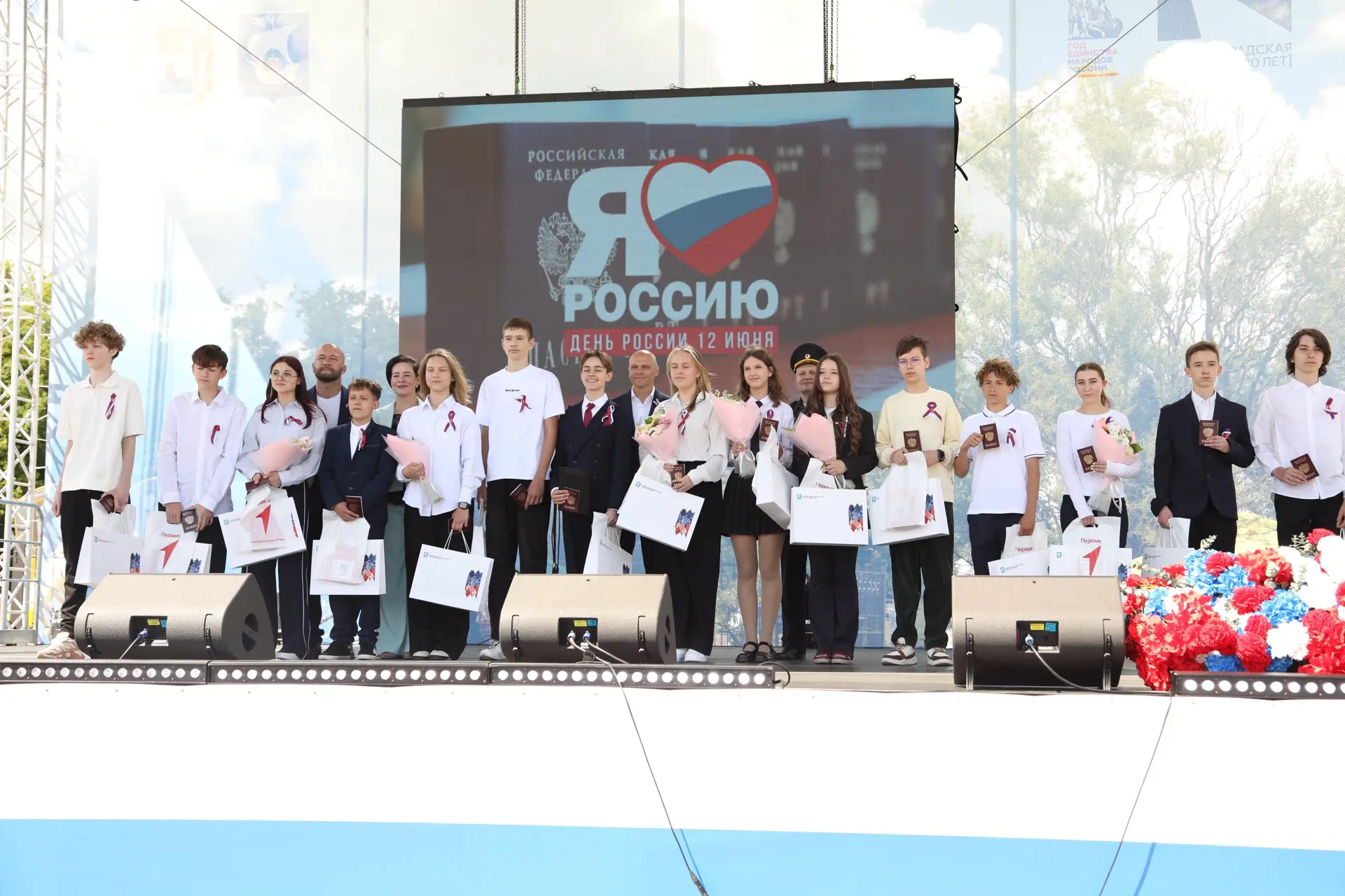 🇷🇺В День России сотрудники УМВД России по Калининградской области вручили паспорта юным жителям ре