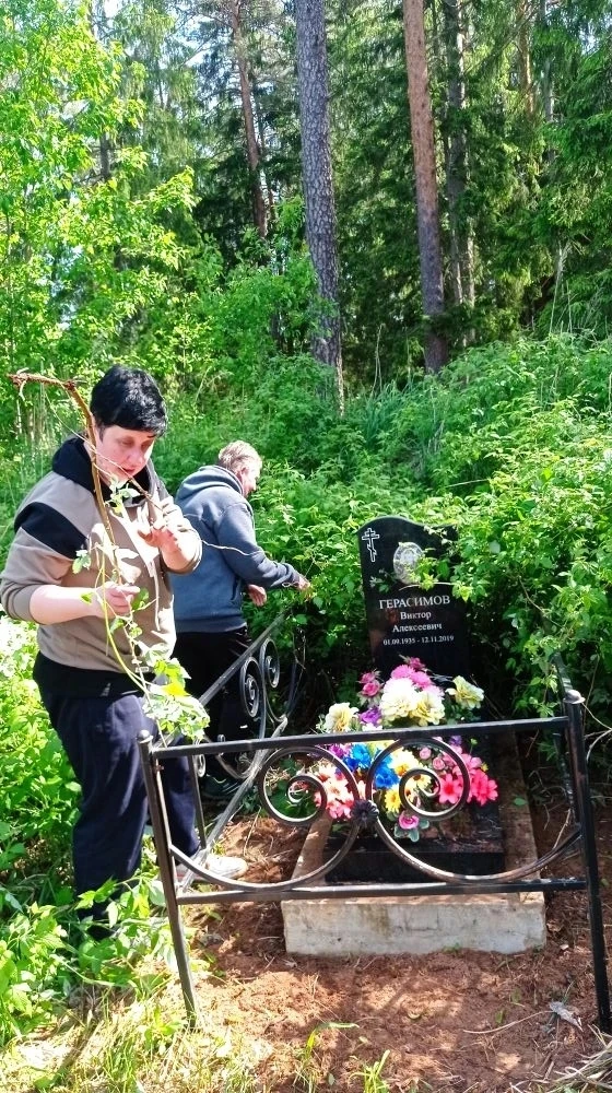Уборка мест захоронений — это не только деятельность по поддержанию порядка 🧹, но и форма молитвы д