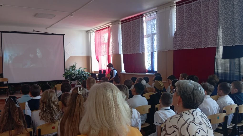 Прямо сейчас для ребят начальных классов проходит торжественная линейка организованная учащимися 5 к