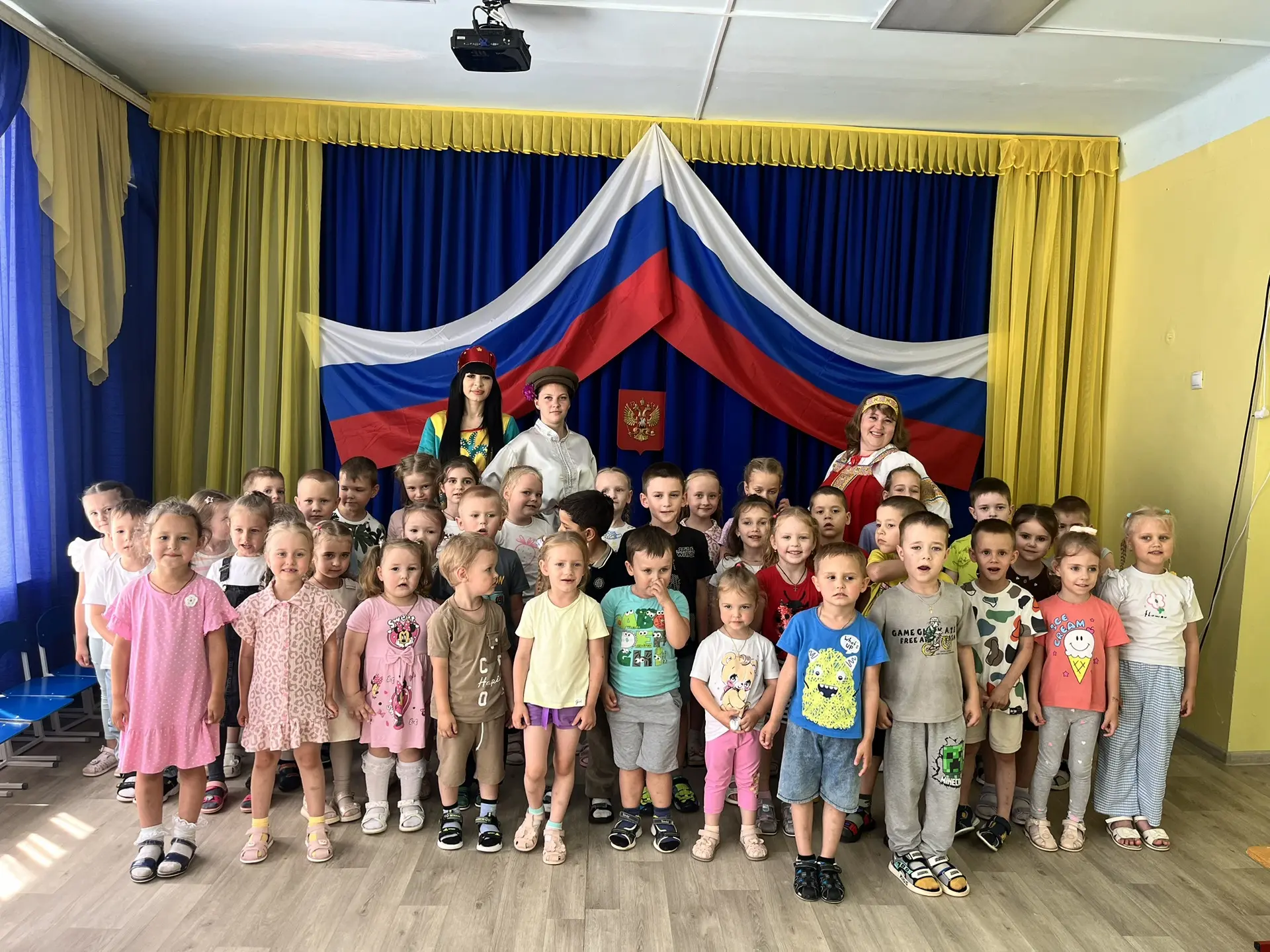 С Днем России! Праздник сказки и патриотизма в нашем детском саду 🇷🇺

Сегодня у ребят 
прошел необ