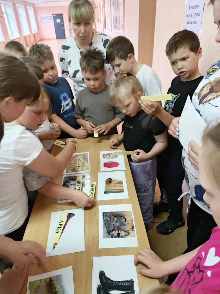 «Путешествие по России, не выходя с площадки» 

Сегодня наши ребята стали участниками невероятного к