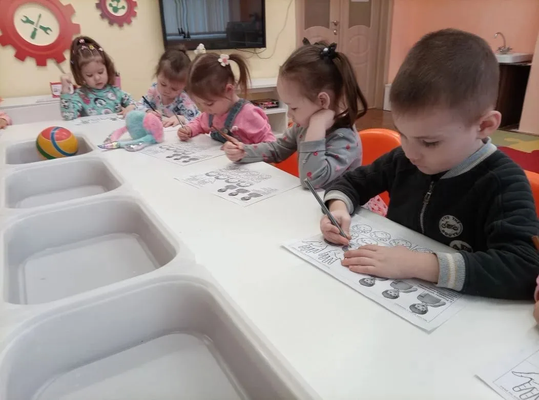 Продолжаются занятия на кружке "Говорушка" . Изучая части тела наши малыши учились не только правиль
