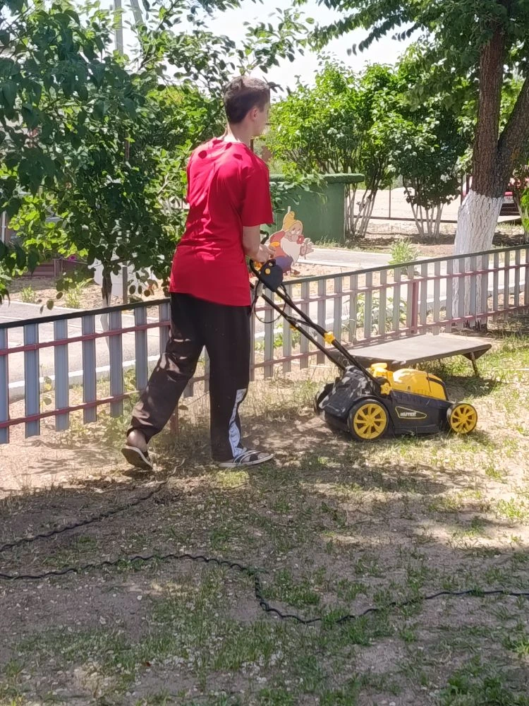 ✅Покос травы осуществляется в детском саду постоянно. Это необходимо для чистоты территории. 

Регул
