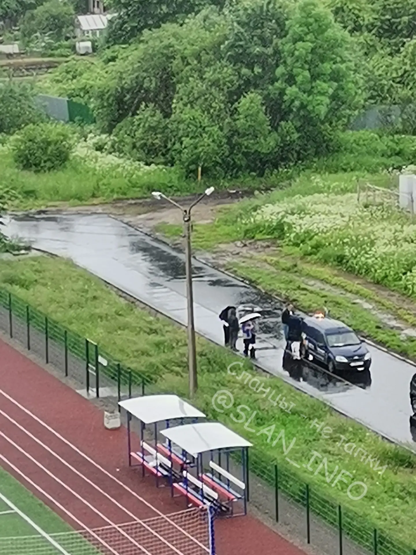 Асфальт положили новый, а лужа, которая образовывала ямы, осталась на прежнем месте. Асфальт новый, 