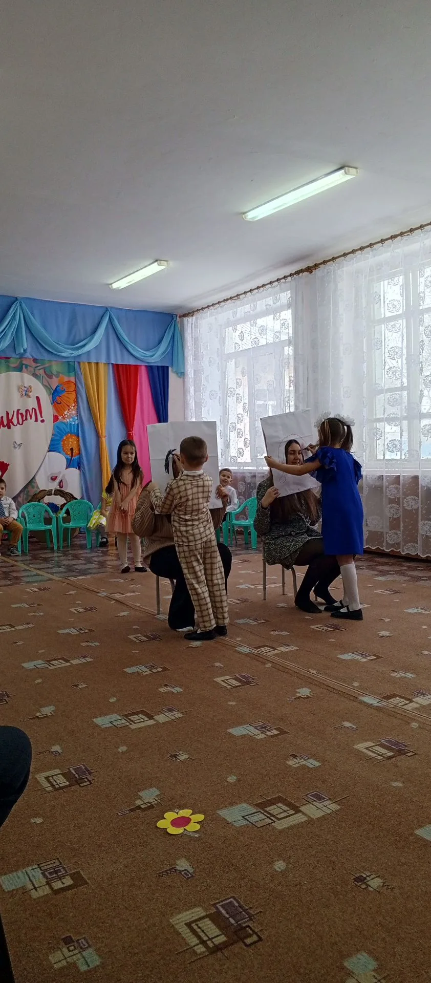 Все дети в детском садике
Трудились — не ленились,
Поздравить мам и бабушек
Ужасно торопились.
Мы де