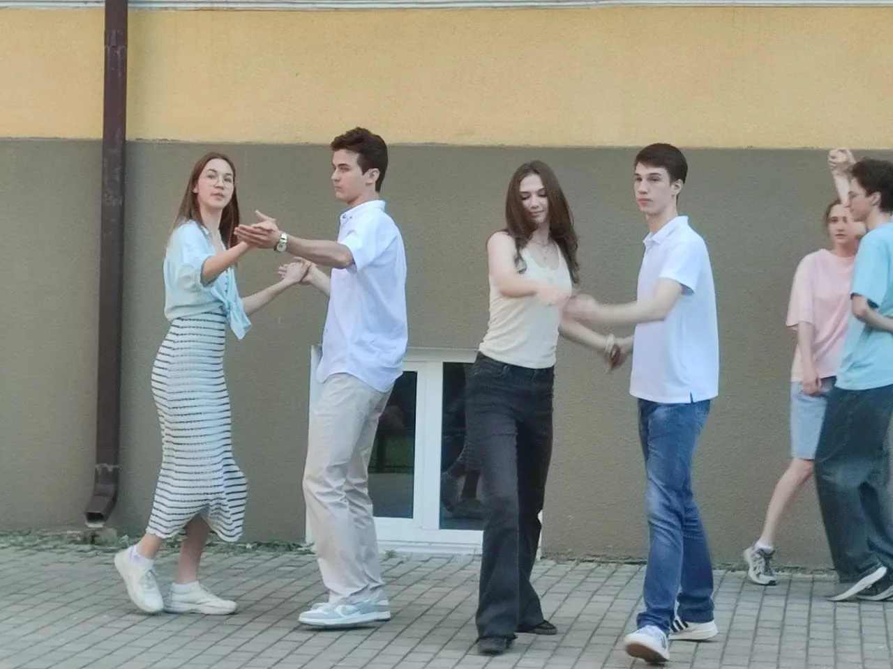 Математика + Вальс = ❤

Подготовка к экзаменам — это всегда стресс. Но наши выпускники знают, что ва