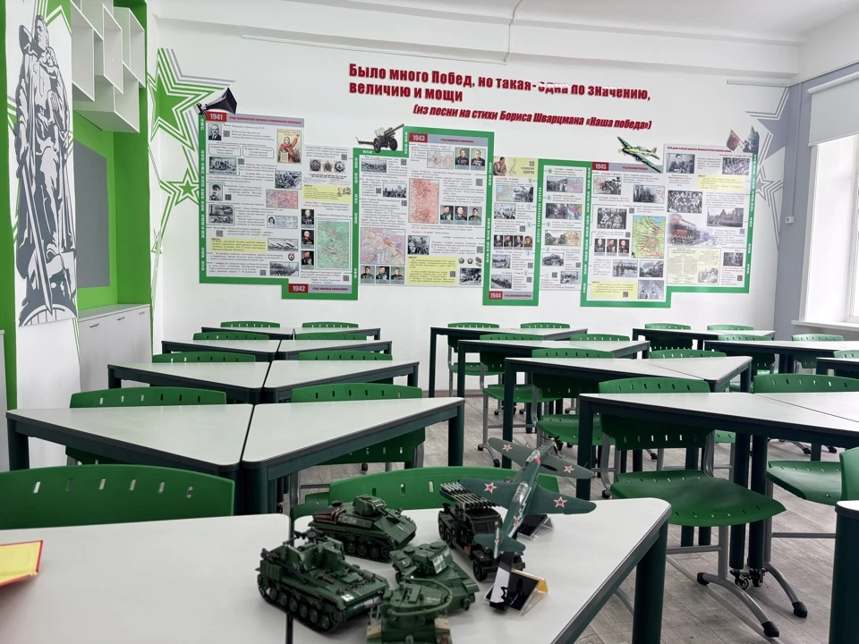 На стенах - величественные образы «Родины-матери» и «Воина освободителя», символ Вечного огня, будто