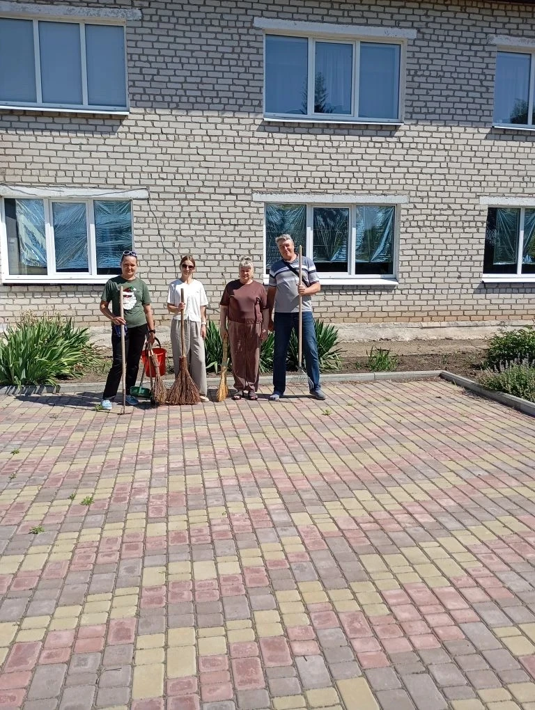 Сотрудники МБУ ДО «Новоайдарская ШИ» приняли участие в субботнике

  В преддверии знаменательной дат