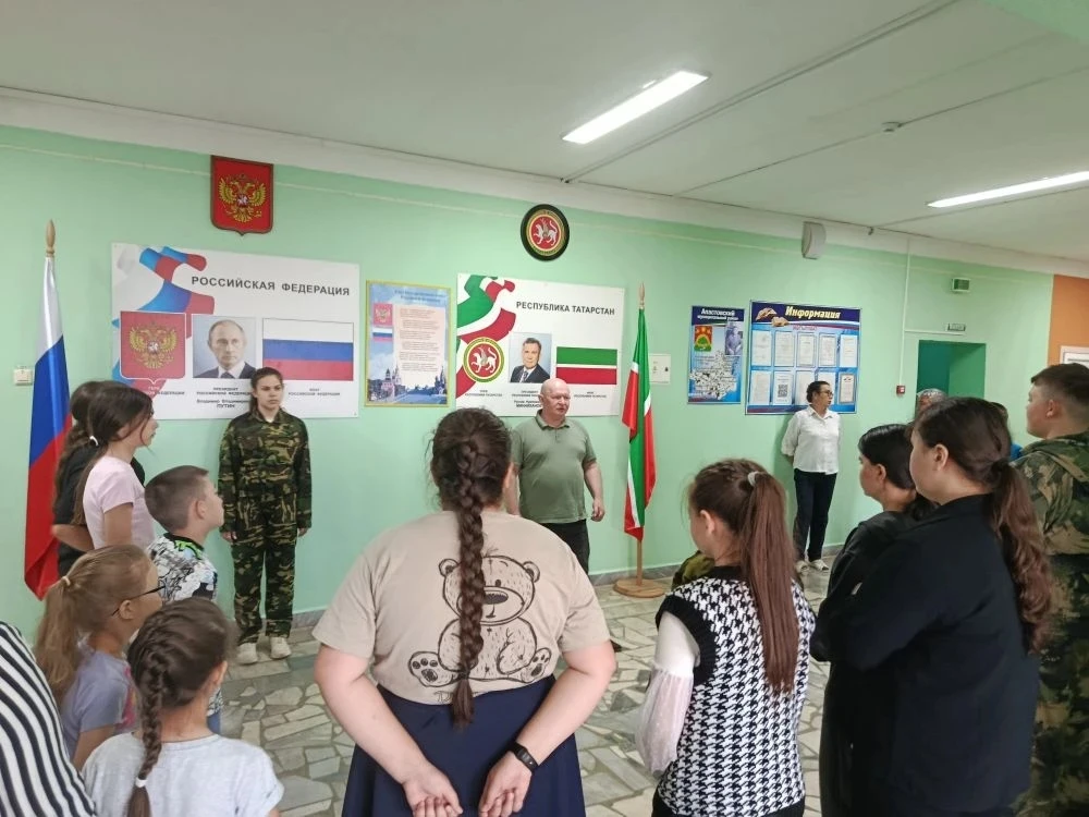Укучылар линейкасында мәктәп директоры Гильманов Р.Р. имтиханнарга әзерлек,  җәйге чорда төрле куркы